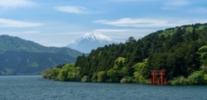 富士山の稜線を歩く登山者