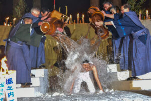 魚沼市堀之内の雪中花水祝（若水を浴びせる伝統行事）