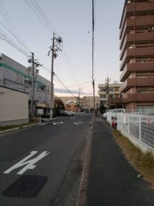 カラフルロック近くのセブンイレブン右折