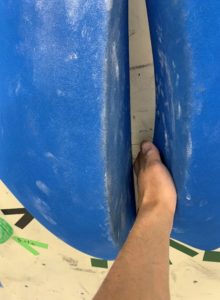 隙間に手のひらを広げた状態で入れます