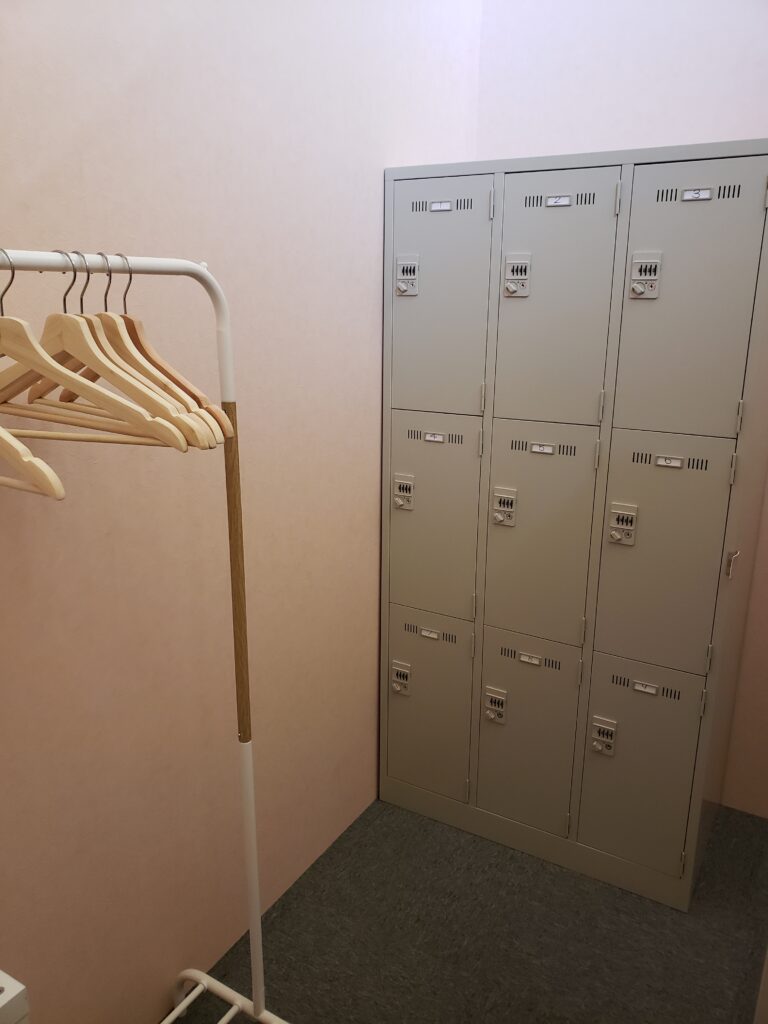 カラフルロックの男女別更衣室と鍵付きロッカー