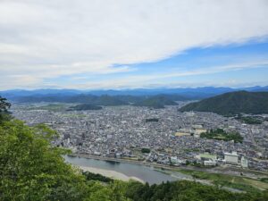 岐阜市のシンボル金華山と岐阜城