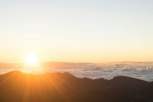日の出前の登山口で出発準備をする登山者