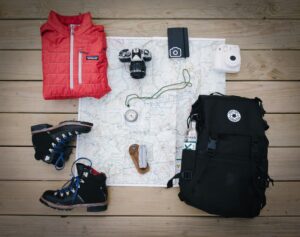 登山計画に合わせてザックや地図などの装備をそろえる準備の様子
