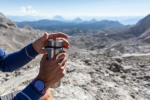 登山中の水分補給がなぜ重要なのかを示す風景