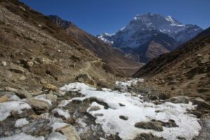 高山病の症状が出た登山者に対応する場面