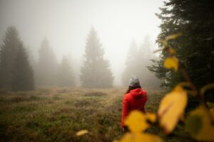雨具を着て休憩する登山者