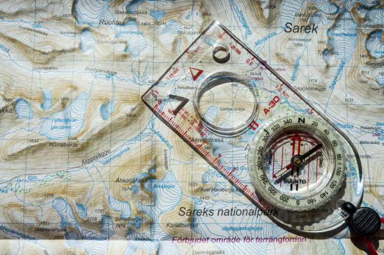 登山地図でルート、分岐、標高差を確認する初心者向けの読図イメージ