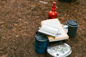 休憩グッズを地面に広げて座る登山者
