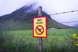 登山道ですれ違う場面をイメージした写真