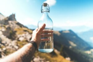 登山で水分補給をする量とタイミングの目安