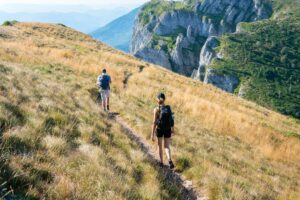 登山道を小さな歩幅で歩く登山者の足元