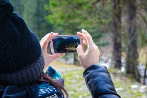 スマートフォンの登山アプリで地図を確認するイメージ
