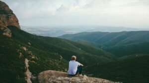 休憩中に行動食を口にする登山者の手元