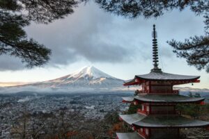 登山計画の第一歩として地図を広げて山を選ぶ登山者