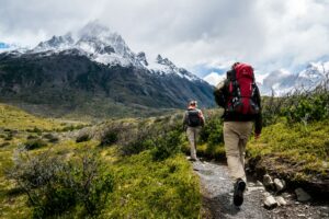 山道を下る登山者の後ろ姿