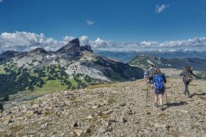 下山後に山並みを振り返る登山者