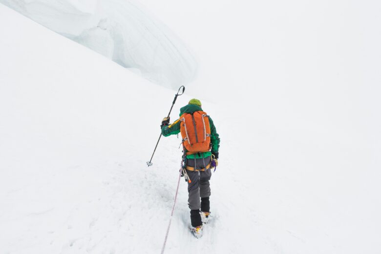 雪山を歩く登山者とロングゲイターの必要性