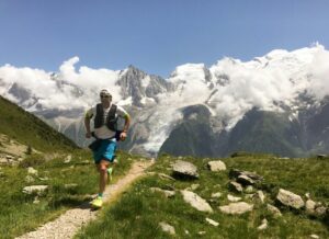 山道を走るトレイルランナー
