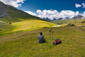 登山の怪我予防を実践しながら歩くイメージ