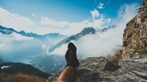 単独登山(ソロ登山)で稜線を一人で歩く登山者