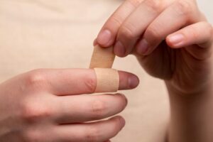 トレッキングポールを使って下りを歩くイメージ