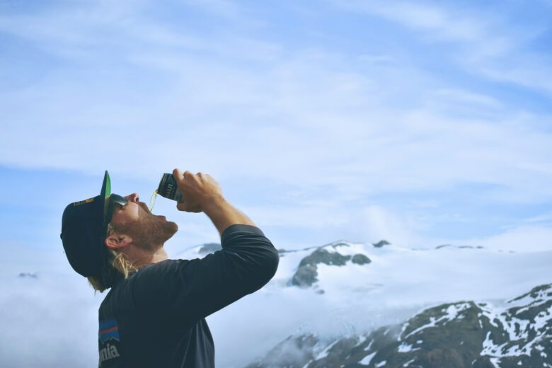 登山用ボトルホルダーで水分補給をしやすくして快適に歩く