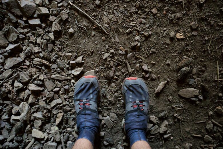 砂利道で登山靴に装着したゲイター