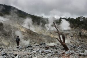 装備と登山届を整えてソロ登山に出発する登山者