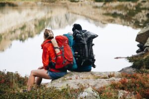 整備された登山道を歩くハイカー