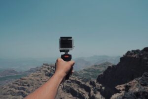 低温でモバイルバッテリーの容量が落ちる登山シーン