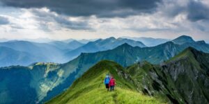 整備されていないバリエーションルートを進む登山者