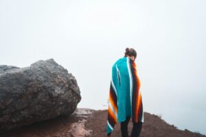 登山中にタオルをザックに付けて携行するイメージ