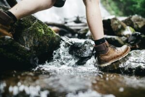 登山で起きやすいケガの原因や場面を表すイメージ