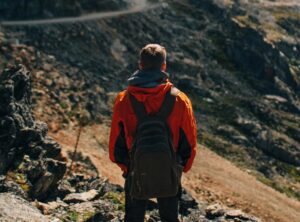 山を歩く登山者とソフトシェルジャケットのイメージ