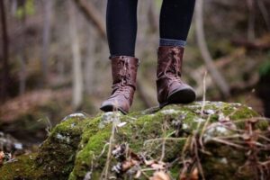 登山靴を履いて下山する足元、ふくらはぎに負担がかかる場面