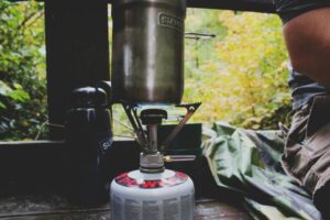登山用ガスバーナーを手入れする様子