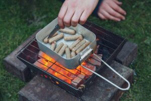 登山用クッカーで湯を沸かす山ごはんのイメージ