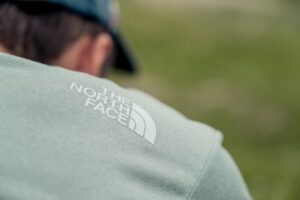 ノースフェイスのトレッキングシューズを履いて登山道を歩くイメージ