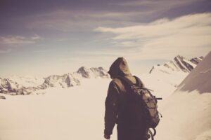 登山道でジャケットを着て休憩する登山者のイメージ
