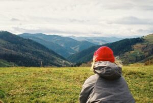 汗で湿ったミドルレイヤーを行動中に着る登山者