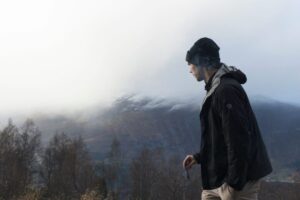 登山用ジャケットを選んでいる場面のイメージ