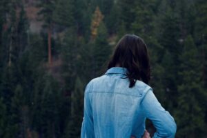 長袖をロールアップして歩く登山者の腕元