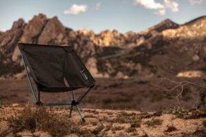 登山に椅子は必要か考える登山者のイメージ