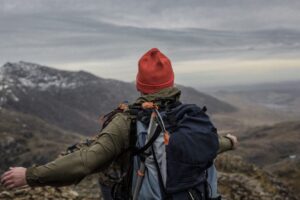 登山でソフトシェルジャケットを着用するイメージ