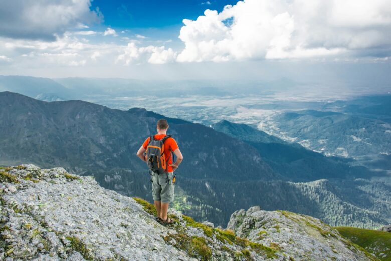 夏の登山でベースレイヤーが汗冷え対策になる稜線の風景