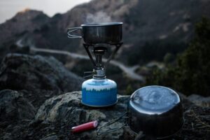 登山用ガスバーナーで湯を沸かす場面