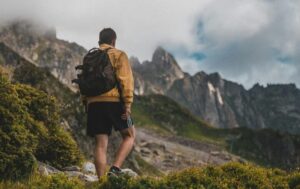 登山用ソフトシェルジャケットの着用イメージ