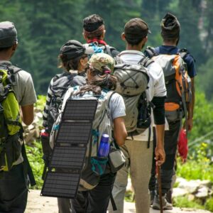 登山でソーラーパネルが活躍するシーン