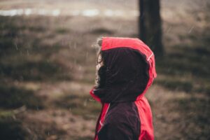 ワークマンと登山ブランドのレインウェアを比較するイメージ